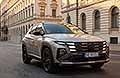 La Nuova Hyundai Tucson stupisce con il design “Parametric Dynamics” e i fari nascosti nella griglia. Il SUV si rinnova con interni digitali minimalisti, motorizzazioni ibride all´avanguardia e la massima sicurezza per viaggiare in totale comfort