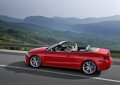 Per ridurre il peso e ottimizzare la ripartizione dei carichi sugli assi, i parafanghi anteriori della Audi RS 5 Cabriolet sono in alluminio. Gli interni offrono una elevata qualità delle finiture e i comandi sono semplici e intuitivi, 