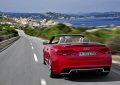 Le unità in dotazione di questa sportiva, disponibile a partire dalla primavera 2013, includono il motore V8 FSI 4.2 a regimi elevati di rotazione da 450 CV di potenza.