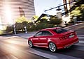 Elegante berlina di fascia premium, la nuova Audi S3 Sedan sfida sul terreno del segmento C rivali di tutto rispetto come la BMW Serie 1 135i Coupé, la BMW Serie 1 M Coupé e la Mercedes-Benz Classe CLA 45 AMG 4MATIC.