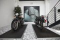 Al piano terra l’area vendita con l’esposizione della gamma BMW moto e scooter e Husqvarna, con uno spazio complessivo di oltre 800 mq. 