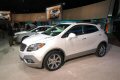 Buick Encore adotta la base meccanica dell’Opel Corsa, mentre il lusso tipico del marchio è ben rappresentato e riconoscile nel design e nella scelta delle finiture.