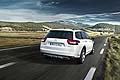 La nuova CITROËN C5 CrossTourer si presenta con una forte personalità, grazie ai profili specifici applicati ai parafanghi, alle barre al tetto longitudinali grigio opaco abbinate ai cerchi in lega da 18 pollici grigio opaco diamantati.