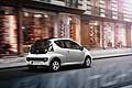 L’equipaggiamento della fashion car risulta particolarmente ricco: climatizzatore, radio CD MP3 con presa USB e Aux-In, bluetooth con funzione streaming audio, 4 airbag e fari diurni a LED.