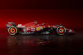 Monoposto Ferrari SF 24 di F1 rispetto alle precedenti stagioni diminuisce il nero, limitato al fondo vettura, alle paratie anteriori, a parte dell’halo e ad altri dettagli.