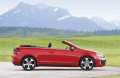 Nel frontale spiccano la calandra del radiatore con cornice rossa, la struttura a nido d’ape e logo GTI, paraurti GTI e fendinebbia specifici GTI con cornici cromate.