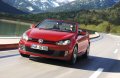 Gli allestimenti prevedono di serie climatizzatore automatico e sistema audio RCD 210. La Golf GTI Cabriolet dispone inoltre di serie della funzione Easy Entry per i sedili anteriori che facilita l’ingresso per gli occupanti dei sedili posteriori.