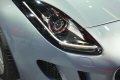La sportivissima F Type V8 S accelera da 0 a 100 km/l in 4,2 secondi e si ferma, grazie ad un limitatore elettronico, a 300 km all’ora di velocità massima.