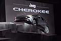 Tutti i sistemi 4x4 equipaggiati sul nuovo Jeep Cherokee sono disponibili con il sistema di gestione della trazione Selec-Terrain, che consente di scegliere tra cinque modalità di guida: Auto, Snow, Sport, Sand/Mud e Rock. 