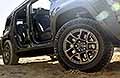 Il nuovo Jeep Recon SUV elettrico rivoluziona l´off-road a zero emissioni. Questo fuoristrada 4x4 EV unisce lo stile iconico del brand a una tecnologia all´avanguardia. Offre prestazioni eccezionali e un´autonomia pensata per l´avventura estrema