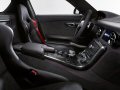 Il motore V8 AMG da 6,3 litri eroga ben 631 CV a 7.400 giri/min, consentendo un’accelerazione da 0 a 100 km/h in 3,6 secondi e 315 km/h di velocità massima. 