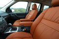 Più ricca la configurazione Dynamic, mentre il top di gamma HSE offre in più le finiture interne in legno, tetto apribile panoramico, funzione Memory per il sedile del conducente e specchi retrovisori e il 825W Meridian sistema surround sound audio. 