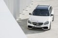 La E 63 AMG è equipaggiata di serie con cerchi in lega AMG a 10 razze grigio titanio torniti con finitura a specchio. Seguendo la tradizione AMG, la vettura offre un impianto frenante AMG ad alte prestazioni. 