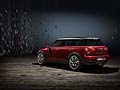 La MINI Clubman Concept rientra a pieno titolo nella gamma Mini, riconoscibile per i tipici stilemi della gamma. Agile, come ogni vettura del brand, la vettura offre una linea del tetto slanciata che anticipa l’ampia offerta di spazio disponibile a bordo.