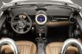 Gli interni, evocativi del modello coupè, offrono grandi strumenti circolari, sedili sportivi di serie nella MINI Cooper S Roadster, MINI Cooper SD Roadster e MINI John Cooper Works Roadster.