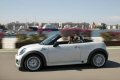 lemento di distinzione dalla coupè risultano la capote in tela, disponibile nella colorazione nera, ad apertura manuale; l’altezza ridotta di 20 mm e il parabrezza più inclinato di 13 gradi 