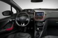 Più aggressiva risulta, invece, la Peugeot 208 GTi grazie alla presenza di minigonne laterali, nuovi fari alogeni ed un badge identificativo all'altezza del secondo montante. 