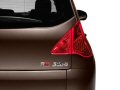 La nuova Peugeot 3008 Napapijri è riconoscibile per la presenza di badge identificativi collocati sulle porte anteriori, e alla base del portellone posteriore, e per il decoro a contrasto lucido-opaco sul montante anteriore.