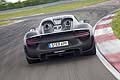 La meccanica ibrida della 918 si affida a due motori elettrici(da 95 kW e 115 kW), posizionati sui due assi, abbinati al possente V8 4,6 litri da 608 CV, per una potenza complessiva erogata pari a 880 CV.