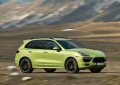 A metà strada tra la Cayenne S e la Cayenne Turbo, la Porsche Cayenne GTS aspira a dominare il mercato grazie alle sua accresciuta sportività, promettendo senza deludere grande divertimento alla guida. 