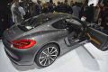 Immancabile lo spoiler posteriore a regolazione automatica, più alto e più inclinato rispetto a quello della Boxster.