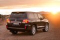 Toyota Land Cruiser V8 affronta le superfici più insidiose senza abbandonare l’appeal di una vettura di gamma alta. 
