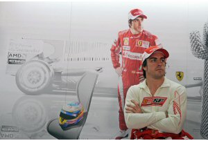 Alonso rinnova il contratto con la Ferrari Alonso rinnova il contratto con la Ferrari