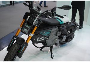 BMW CE 02: il silenzio che urla futuro BMW CE 02: il silenzio che urla futuro