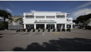 Roma: BMW Motorrad inaugura il più grande show room al mondo Roma: BMW Motorrad inaugura il più grande show room al mondo