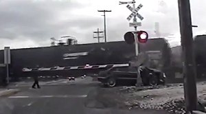 Investita da due treni sopravvive Investita da due treni sopravvive