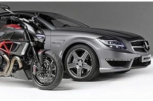 Accordo tra Mercedes AMG e Ducati al Salone di Los Angeles Accordo tra Mercedes AMG e Ducati al Salone di Los Angeles