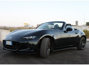 Tornanti e traffico: il brivido della MX‑5 c’è anche in città