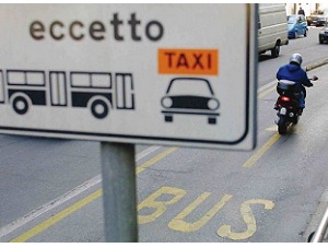 Roma, le due ruote sulle corsie preferenziali Roma, le due ruote sulle corsie preferenziali
