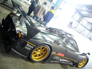 Sul circuito del Nuerburgring la Zonda R sorpassa la Ferrari Sul circuito del Nuerburgring la Zonda R sorpassa la Ferrari