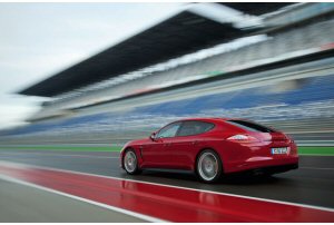 Porsche Panamera GTS: mix vincente di sportività e design Porsche Panamera GTS: mix vincente di sportività e design