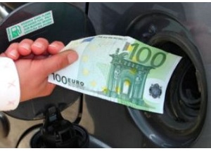 Carburante, corsa dei prezzi: benzina a quota 1,50