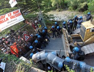 La Tav non sa da fare: gli scontri continuano in Val di Susa La Tav non sa da fare: gli scontri continuano in Val di Susa