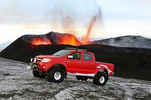 Toyota Hilux tra i ghiacci e la lava del vulcano islandese Toyota Hilux tra i ghiacci e la lava del vulcano islandese