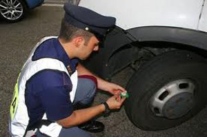 Vacanze 2011, il 12% delle auto controllate non monta pneumatici in regola Vacanze 2011, il 12% delle auto controllate non monta pneumatici in regola