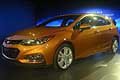 Rispetto alla Chevrolet Cruze cinque porte, questa versione ne conferma l’impostazione stilistica, ad eccezione del posteriore. 