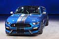 La versione R della Shelby GT350, in vendita nel 2016, è riservata alla pista e si distingue per il peso leggero ottenuto eliminando climatizzatore, impianto audio e i sedili posteriori.