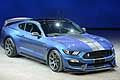 La nuova Mustang Shelby GT 350R è una sportiva senza compromessi realizzata partendo dal modello GT350, equipaggiata con il potente motore aspirato Ford, un V8 5.2 con più di 500 CV e oltre 540 Nm di coppia. 