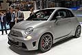 Abarth 695 biposto riesce a raggiungere la velocità di 100 km/h in soli 5,9 secondi e una velocità massima di ben 230 km/h