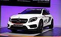 Il veicolo si fa notare per le forme possenti e i dettagli estetici frutto della sinergia tra Mercedes e AMG. Spiccano i cerchi fucinati AMG a razze incrociate verniciati in nero opaco e bordati di rosso.