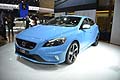 Lanciata nella tonalità Rebel Blue, la nuova Volvo V40 R-Design esprime uno stile dinamico.