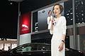 Chen Lu Yu presenta il modello super lusso del marchio Jaguar sbarca proprio a Pechino per imporsi su un mercato che pone notevole attenzione a lusso e comodità all´Auto China 2012