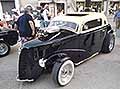 Hot Rod Auto del vampiro Ford Popular Saloon 1952 in bella mostra in Piazza Giuseppe Garibaldi di Acquaviva delle Fonti - Bari. Manifestazione itinerante Le Perle del Sud 2025 - Auto Classic Tour