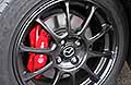Mazda MX-5 Skyactive G dettaglio ruota con pinze freno rosse a 4 pompanti della Brembo test drive by Automania. Scopri la nuova roadster Mazda MX-5 Skyactive G. Guarda le foto esclusive di Automania!