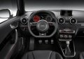 Il volante è multifunzionale dal design sportivo ed è rivestito in pelle con cuciture rosse, mentre il pomello della leva del cambio è in alluminio. 