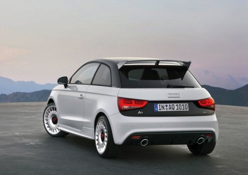 Audi - Il sistema Quattro funziona con le ruote anteriori e, tramite un differenziale centrale a dischi multipli, trasferisce la coppia anche alle ruote posteriori in caso di scarsa aderenza. width=